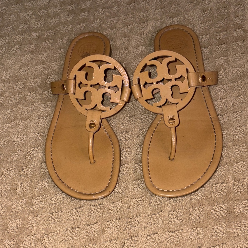 Tory Burch beige patent Leather Sandals size 9